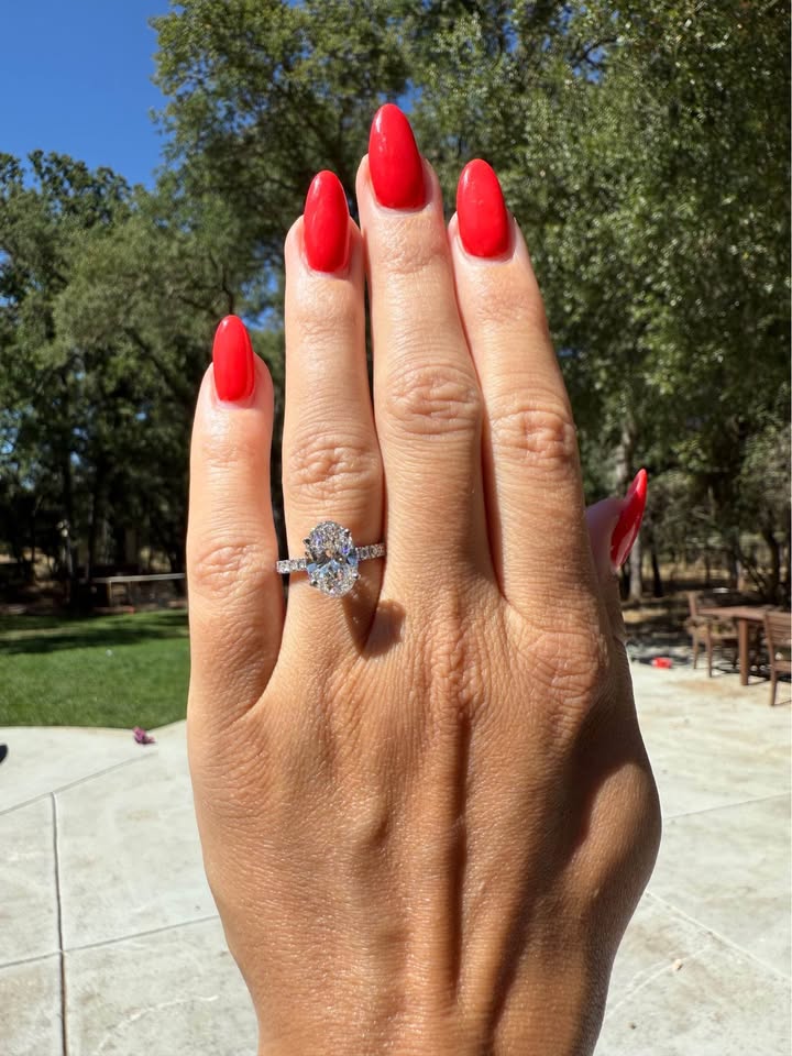 3 Carat E VS1 Oval cut Diamond in 14k white gold