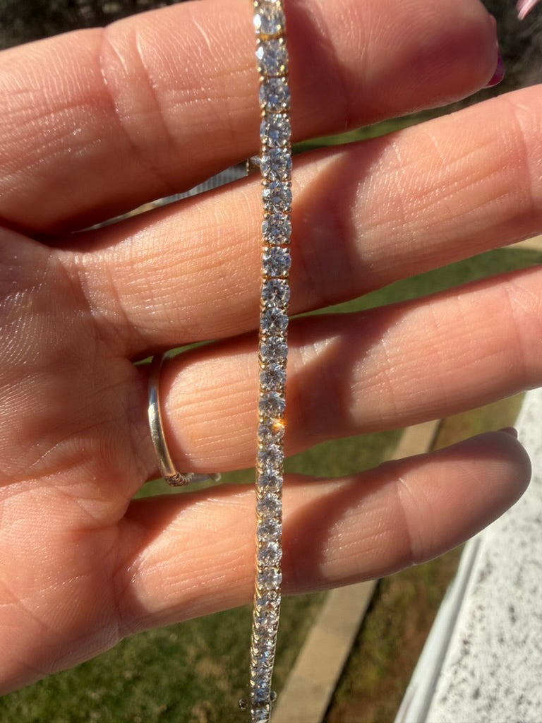 Stunning 8.06 Carat Round Diamond Tennis Bracelet. Set in 14K Yellow Gold