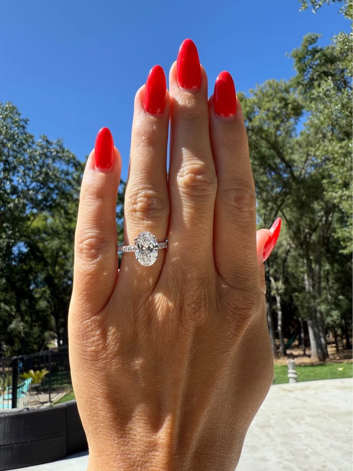 3 Carat E VS1 Oval cut Diamond in 14k white gold