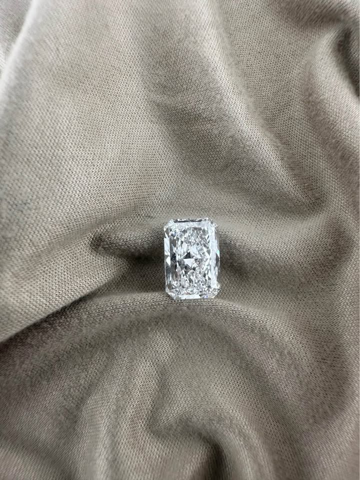 Stunning 3.81 Radiant Diamond (E SI1) – Lab Grown – IGI Certified