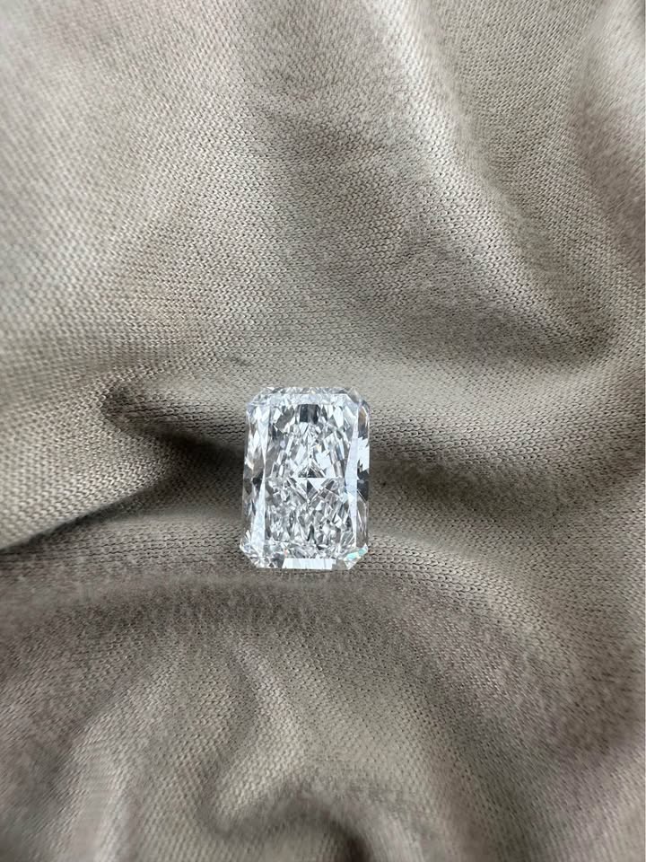 Stunning 3.81 Radiant Diamond (E SI1) – Lab Grown – IGI Certified