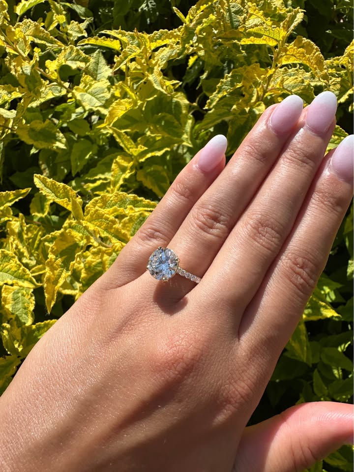 Elegant 3.80 Round Diamond Ring - F VS1 - IGI Certified - Lab Grown Real Diamond