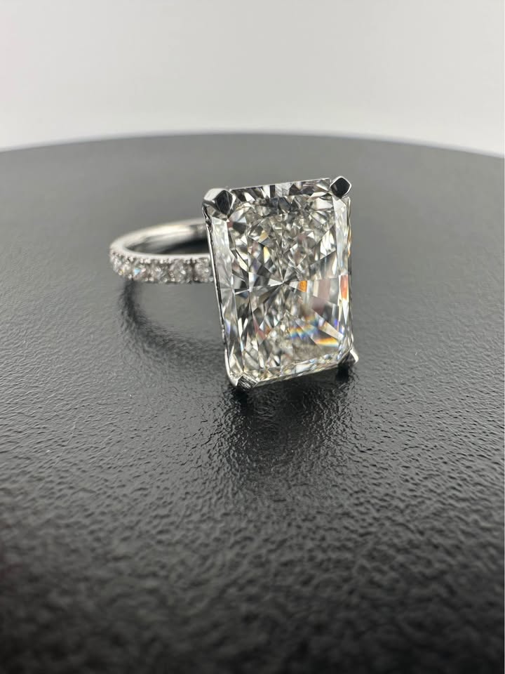 Huge 6 Carat Radiant Diamond Ring (F VS1) - Lab Grown Real Diamond- IGI Certified