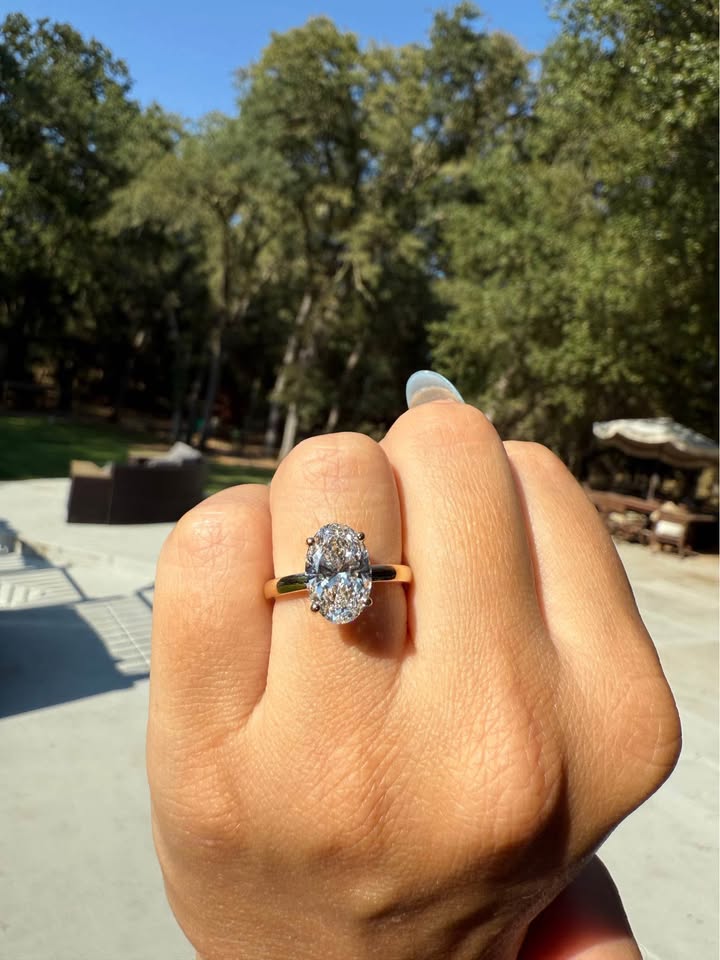 Elegant 3 Carat Oval Diamond Ring in 14k Yellow Gold - certified Diamond