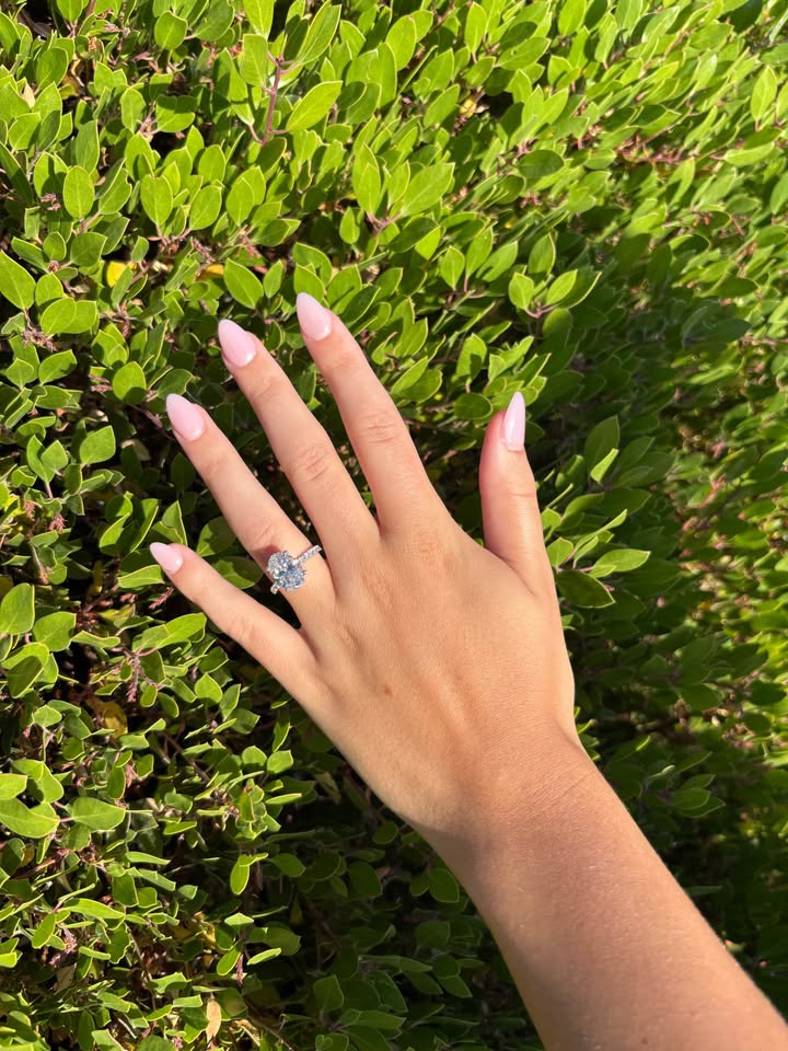 Gorgeous 4.02 Oval Diamond Ring (E VVS2) - Lab Grown - IGI Certified