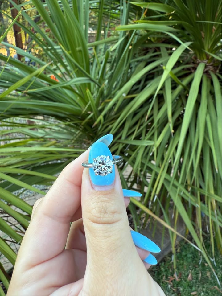 Sophisticated 2 carat Round cut E VVS2 diamond on solitaire 14k white gold band