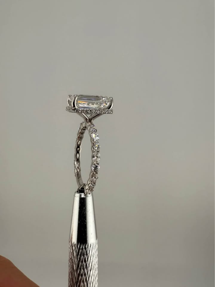 Stunning 4.80 Carat Emerald Diamond Ring - E VVS2 - IGI Certified - Lab Grown Real Diamond