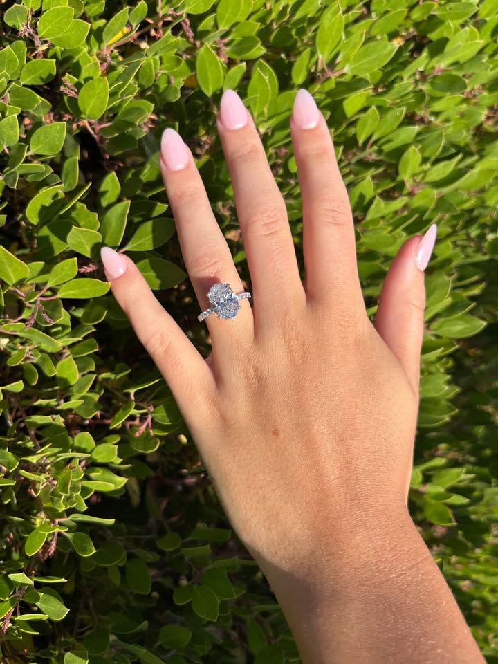 Gorgeous 4.02 Oval Diamond Ring (E VVS2) - Lab Grown - IGI Certified