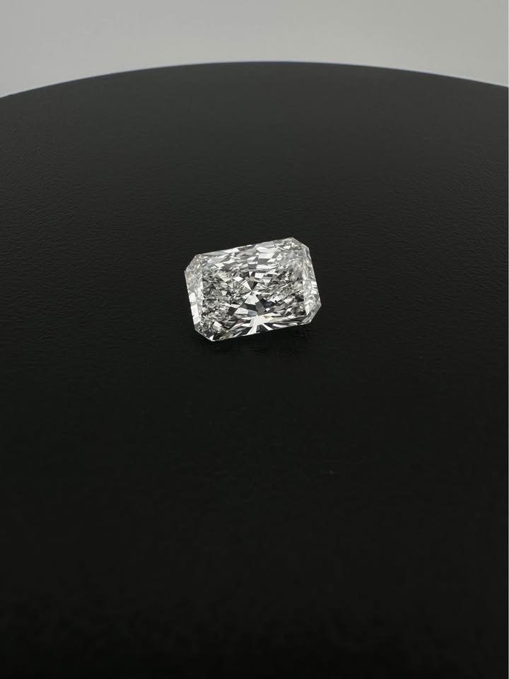 Glistening 3.76 Radiant Loose Diamond (E SI1) - Lab Grown - IGI Certified