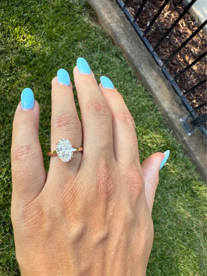 Elegant 3 Carat Oval Diamond Ring in 14k Yellow Gold - certified Diamond