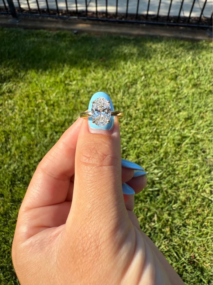 Elegant 3 Carat Oval Diamond Ring in 14k Yellow Gold - certified Diamond