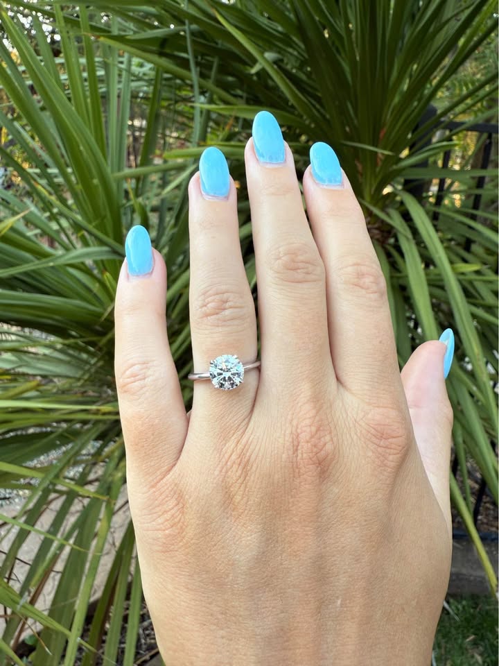 Sophisticated 2 carat Round cut E VVS2 diamond on solitaire 14k white gold band