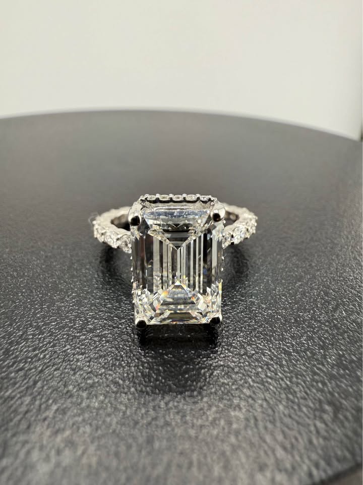 Stunning 4.80 Carat Emerald Diamond Ring - E VVS2 - IGI Certified - Lab Grown Real Diamond