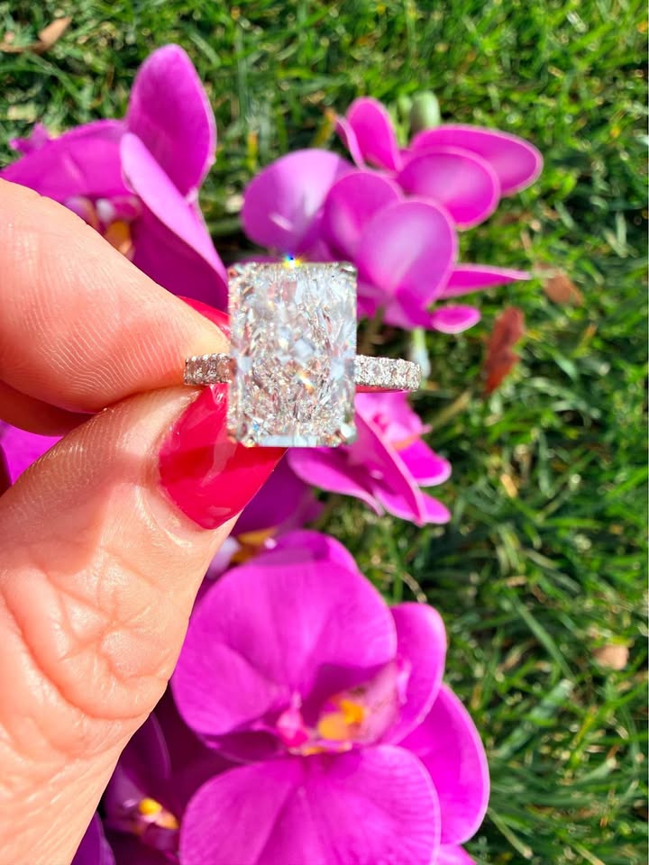 Stunning 3.81 Radiant Diamond (E SI1) – Lab Grown – IGI Certified