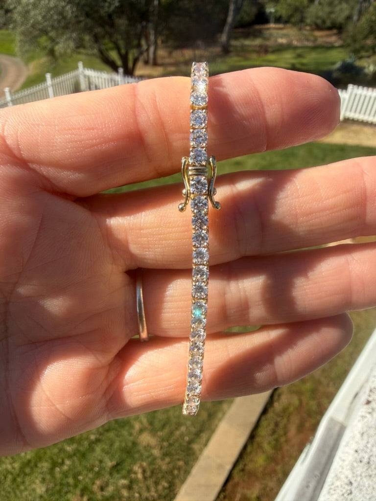 Stunning 8.06 Carat Round Diamond Tennis Bracelet. Set in 14K Yellow Gold