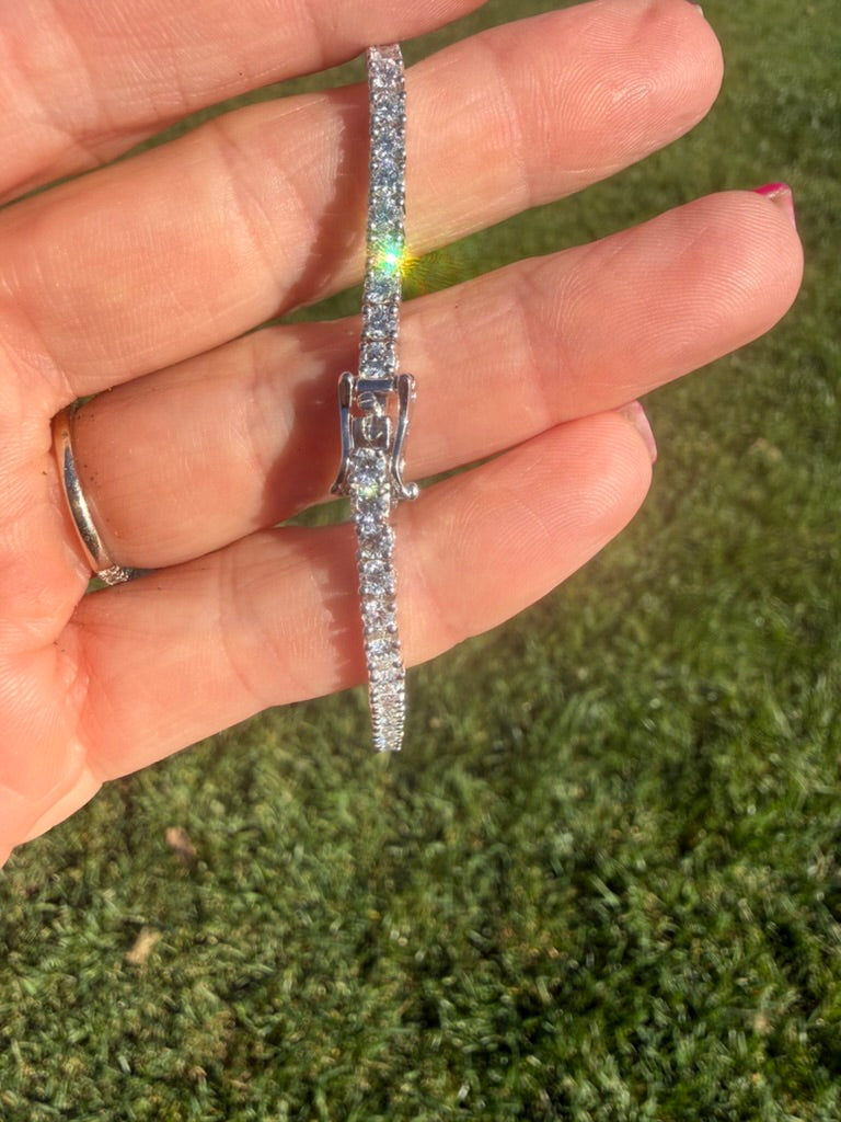 Stunning 2.82 Carat Rel Diamond Tennis Bracelet