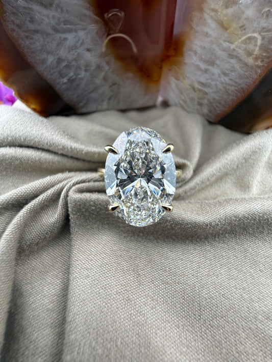 Breathtaking 5.53 Oval Diamond Ring w/ Solitaire Setting (E VS1) - Lab Grown - IGI Certified