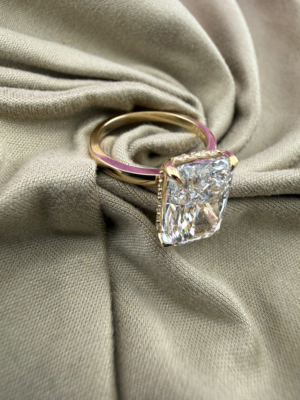 Luxurious 5.05 Radiant Solitaire Diamond Ring (E VS1) - IGI Certified
