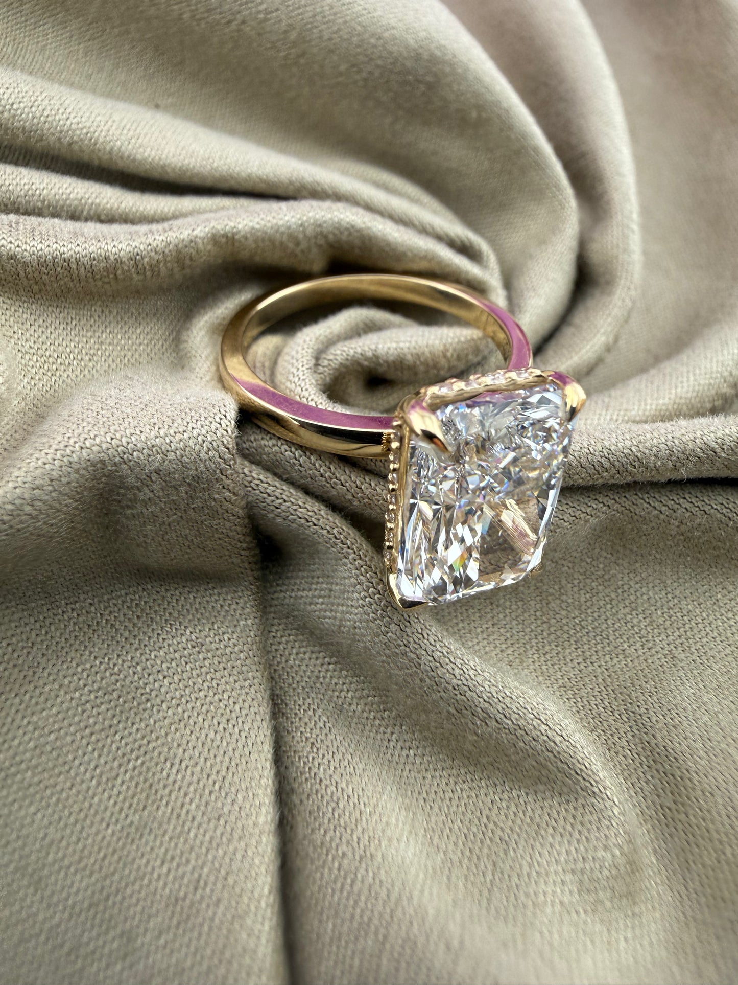 Luxurious 5.05 Radiant Solitaire Diamond Ring (E VS1) - IGI Certified