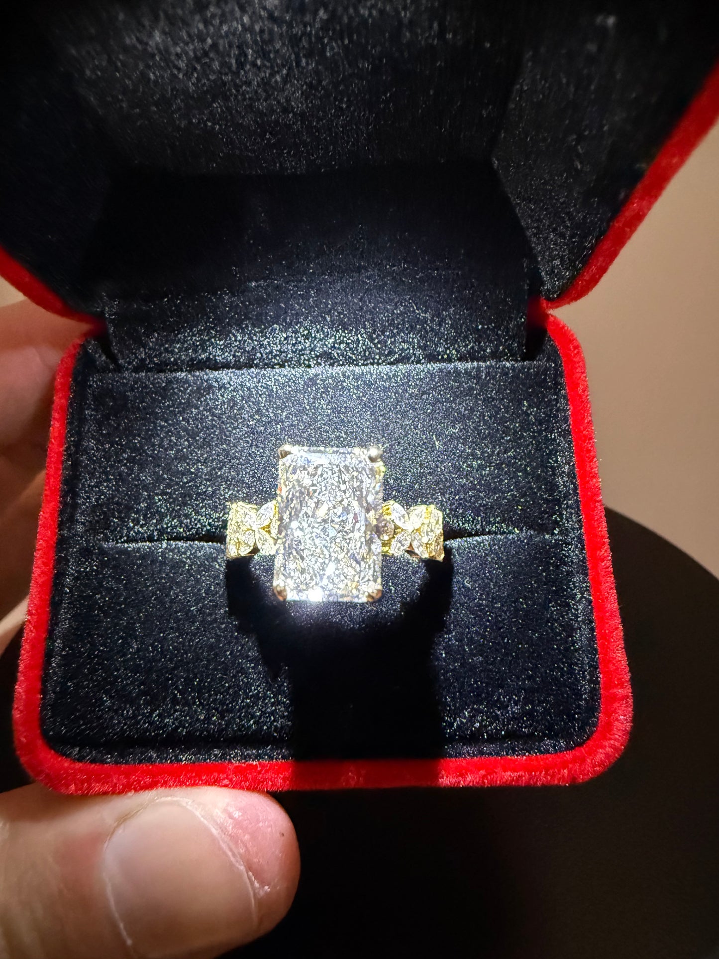 Stunning 5.0 Carat Radiant Diamond Ring - E VVS2 - IGI certified - Lab Grown Real Diamond