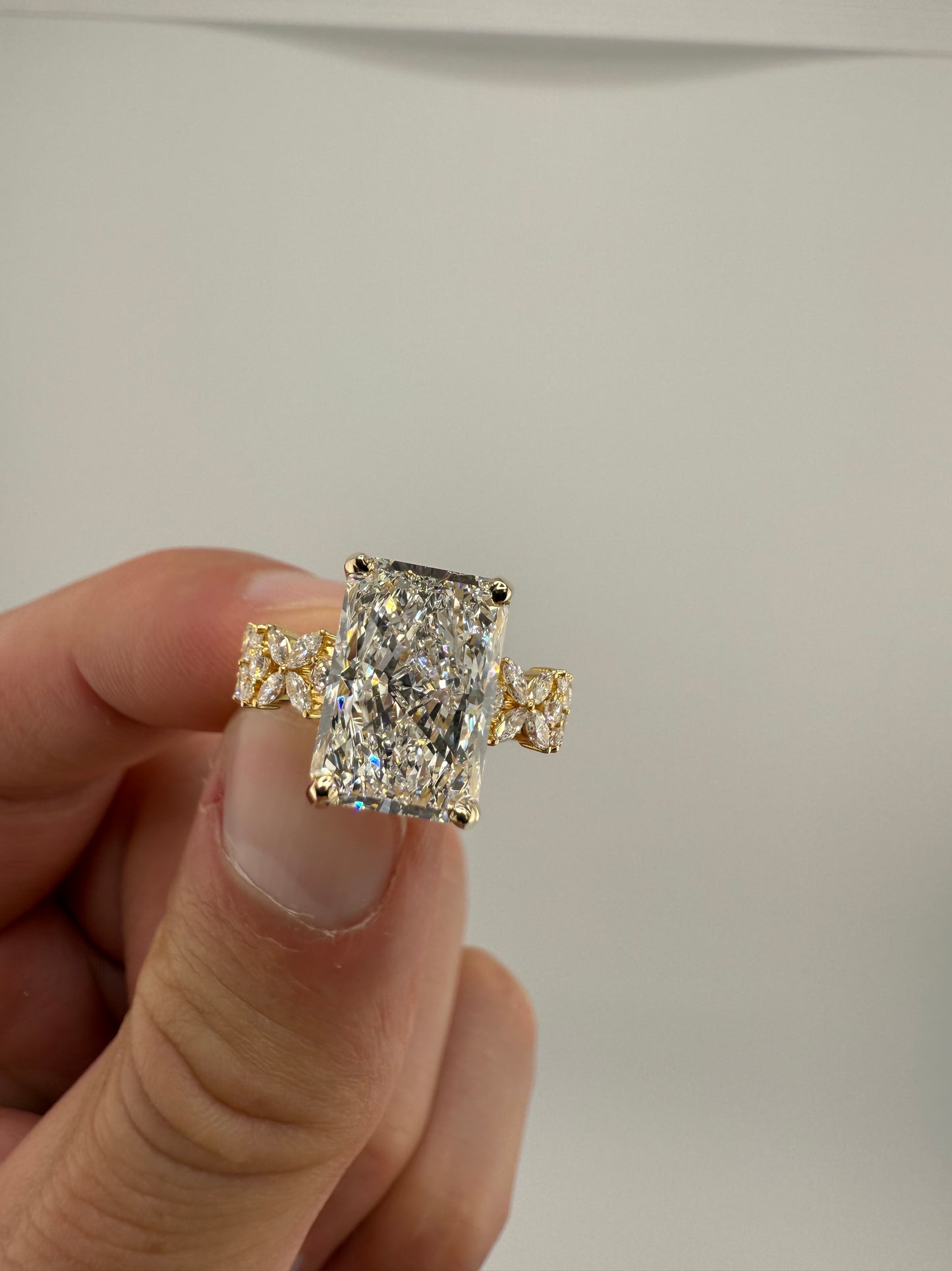 Stunning 5.0 Carat Radiant Diamond Ring - E VVS2 - IGI certified - Lab Grown Real Diamond