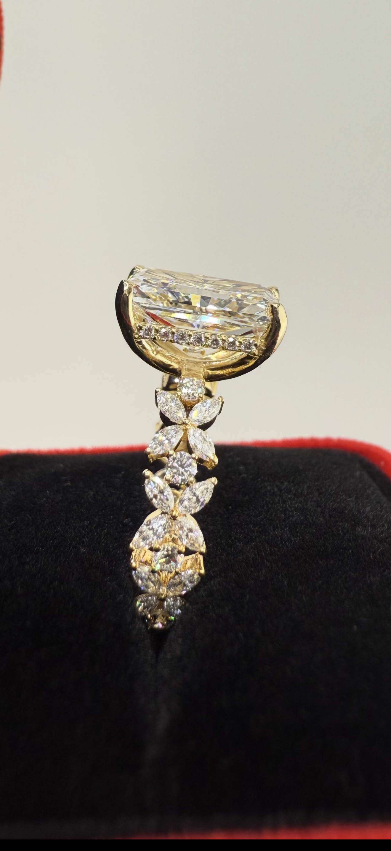 Stunning 5.0 Carat Radiant Diamond Ring - E VVS2 - IGI certified - Lab Grown Real Diamond