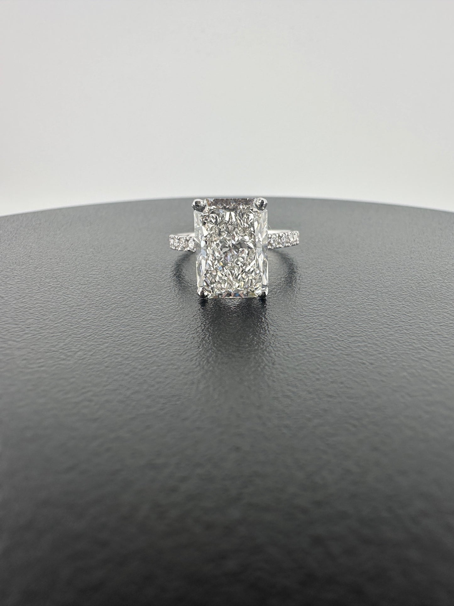 Brillant 5.06 Radiant Diamond Ring - Lab Grown - IGI Verified