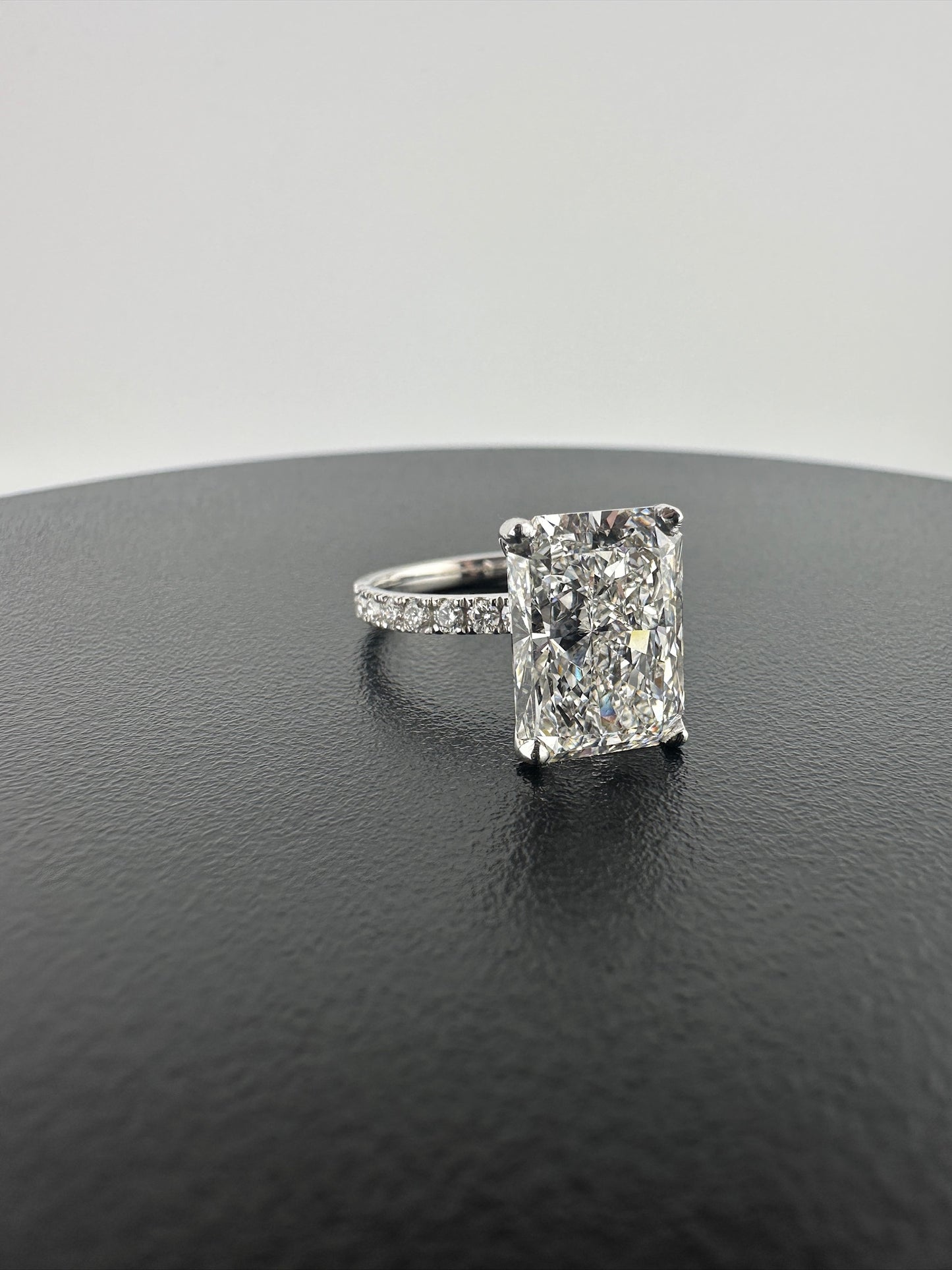 Brillant 5.06 Radiant Diamond Ring - Lab Grown - IGI Verified