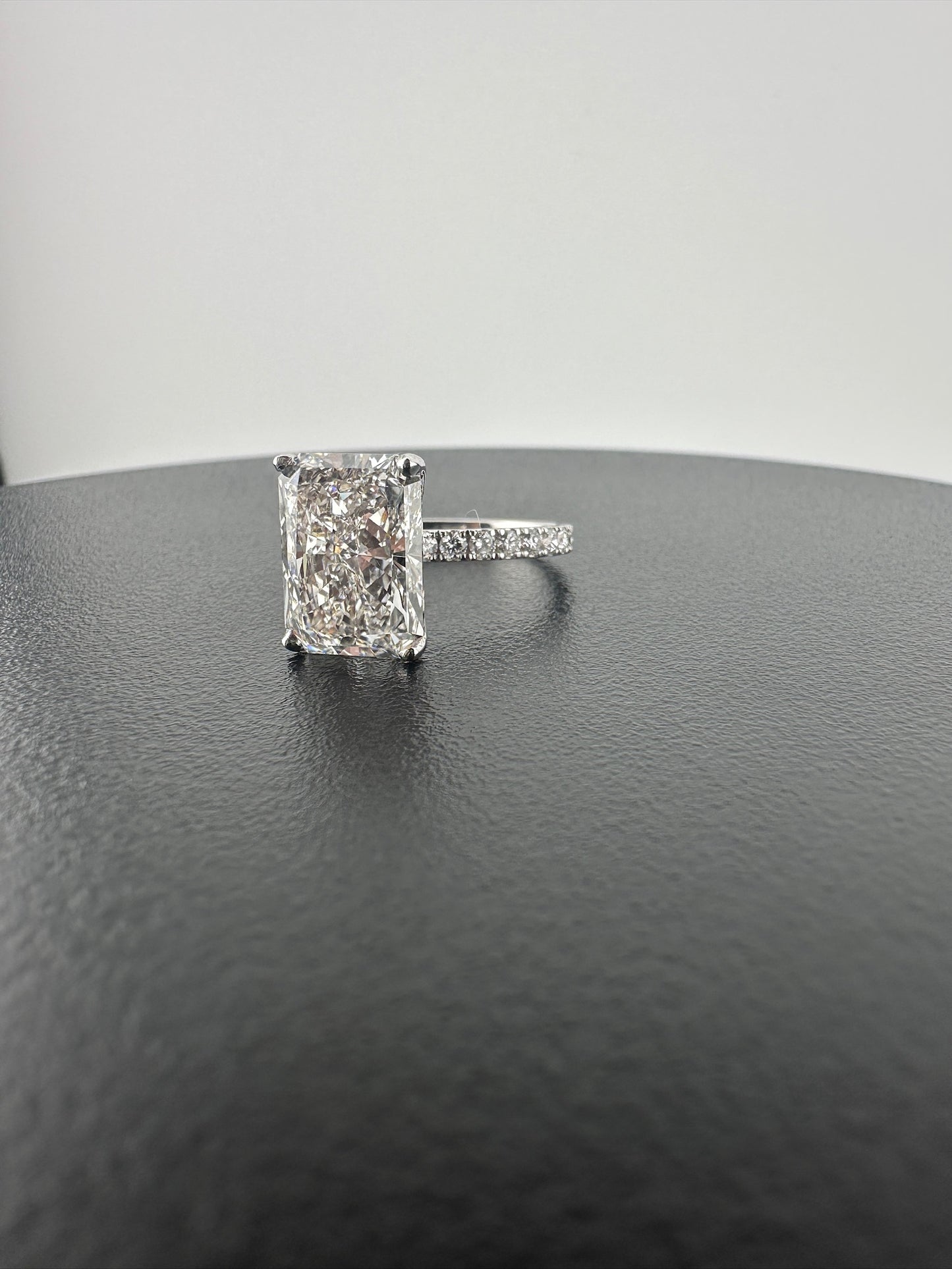 Brillant 5.06 Radiant Diamond Ring - Lab Grown - IGI Verified