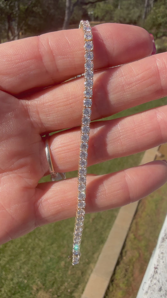 Stunning 8.06 Carat Round Diamond Tennis Bracelet. Set in 14K Yellow Gold